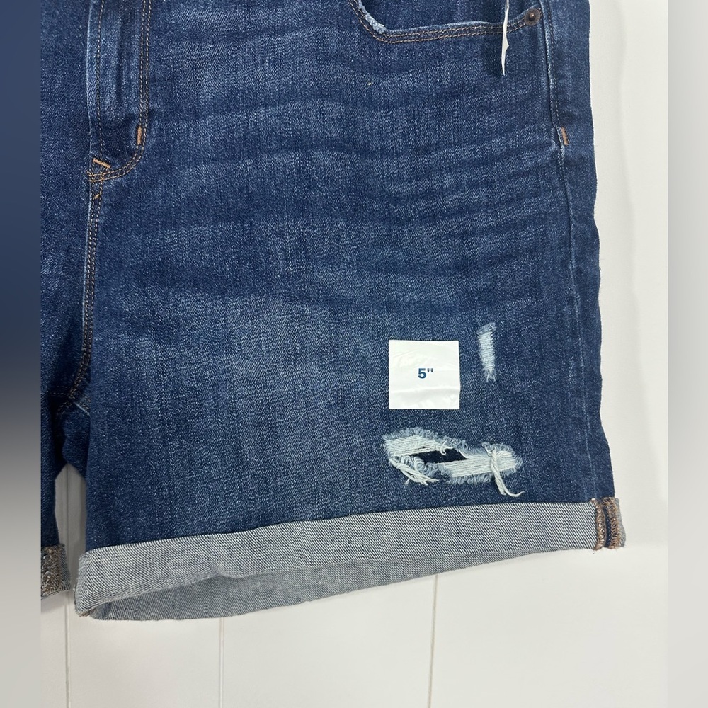 NWT Old Navy Women’s Size 18 Mid Rise Denim Shorts 5” Inseam Distressed Cuffed - Picture 2 of 7
